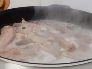 追剧小零食【秘制麻辣鸭脖】,鸭脖冷水下锅煮，加清水没过鸭脖。加热至水沸后再煮2分钟。