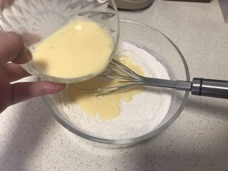 原味华夫饼,将牛奶蛋液倒入混合的面粉中