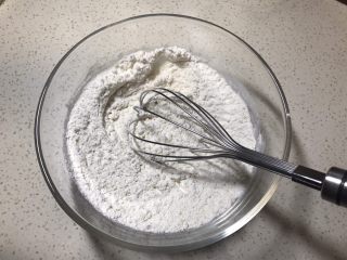原味华夫饼,将面粉、玉米淀粉、细沙糖、盐、泡打粉全部混合在一起搅拌均匀