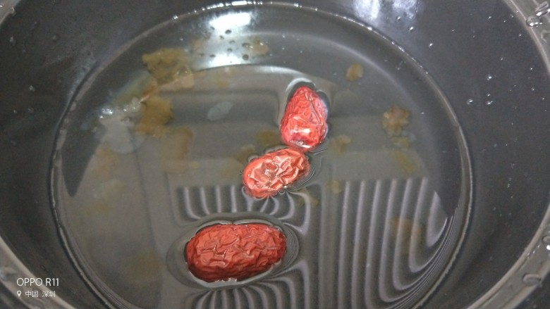 桃胶雪燕6+1种美容吃法,桃胶放锅里，放几颗红枣，加一些清水煮十几分钟