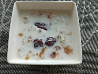 桃胶雪燕6+1种美容吃法,煮好的桃胶和红枣，雪燕挑除杂质放入碗里，加半盒牛奶
