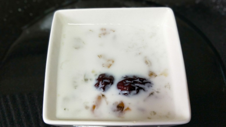 桃胶雪燕6+1种美容吃法,冷水放入锅里，蒸十五分钟至二十分钟左右