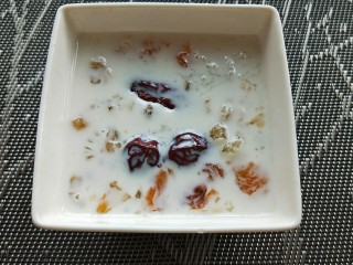 桃胶雪燕6+1种美容吃法,简单的桃胶牛奶炖雪燕就做好了，加适量蜂蜜或者白砂糖调味就可以美美的享用了，美容养颜
