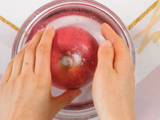 山楂苹果水 消食健脾饮,苹果用盐搓洗干净外皮，冲洗干净。