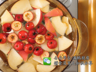 山楂苹果水 消食健脾饮,所有食材加入锅中，加足量的水，加入冰糖。