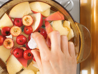 山楂苹果水 消食健脾饮,加入一点冰糖，中和一下酸味。