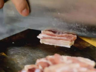 农家小炒肉江西做法,简单干脆,吃起来又辣又爽,猪肉去皮，瘦肉、肥肉分开切片