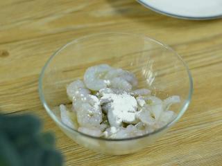 鲜甜的虾仁，营养丰富又下饭,虾仁洗净加少许盐和淀粉，抓匀腌制5分钟。
