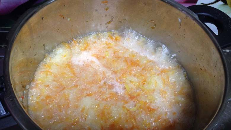 网红红柚茶,转小火慢熬煮，煮到柚子皮和肉融合，煮的过程要不断用勺子搅拌，以免糊锅