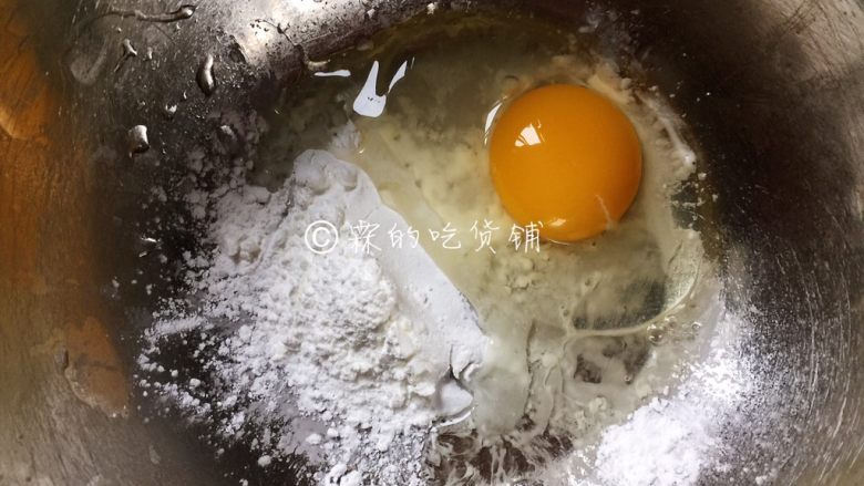 官烧目鱼,来调个面糊，鸡蛋加上15g淀粉。