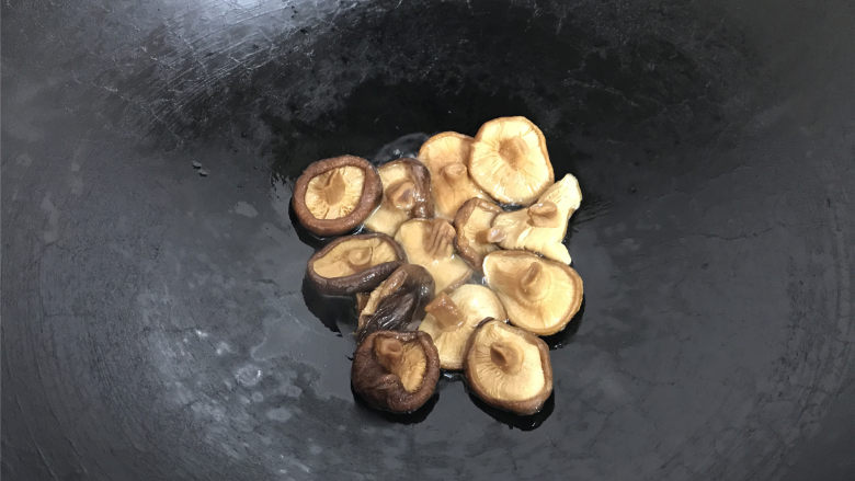香菇扒青菜,放入香菇，中小火慢慢把香菇煎出香味。