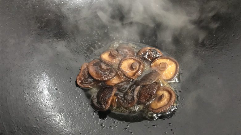 香菇扒青菜,再加入适量水，煮至香菇入味，收汁后熄火。