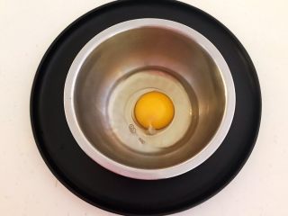 换个姿势吃汤圆  蛋抱汤圆,鸡蛋打入盆里