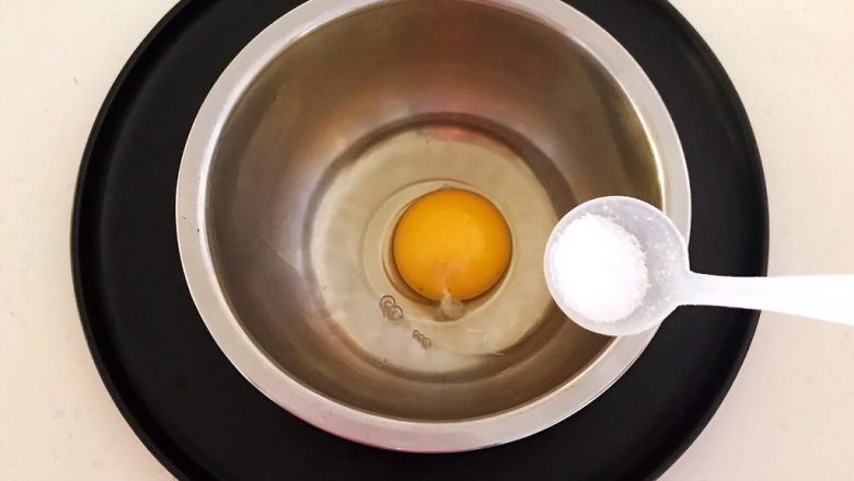 换个姿势吃汤圆  蛋抱汤圆,加入2克精盐