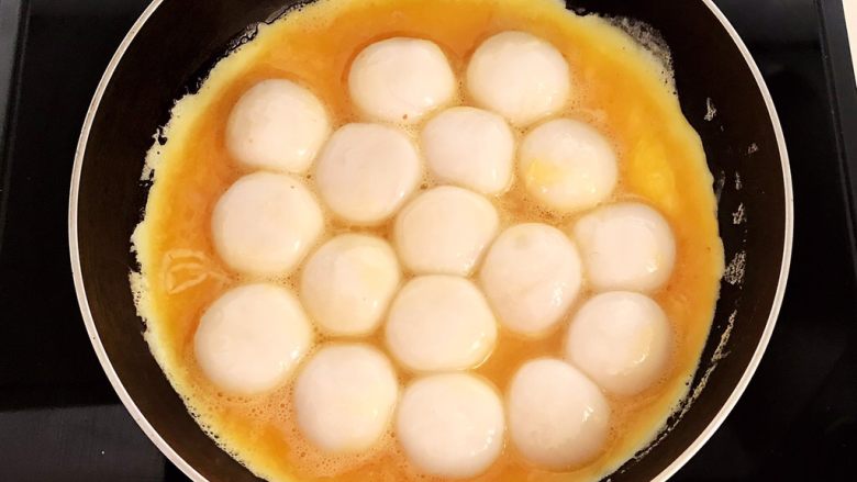 换个姿势吃汤圆  蛋抱汤圆,加入煮熟的花生汤圆捞出来放在鸡蛋液上
