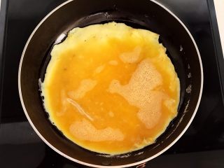 换个姿势吃汤圆  蛋抱汤圆,烧热后加入鸡蛋液