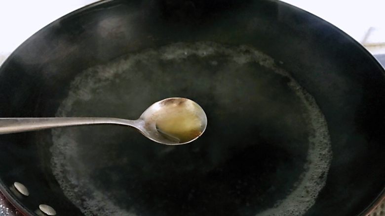 香烤韭菜圈,加油，锅中水烧开，加少量盐进去，再加几滴油，是能让韭菜从锅中出来还能保持鲜亮绿色的关键。