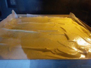咸蛋黄肉松盒子蛋糕,放入烤箱上火120度，下火150烘烤40分钟。

