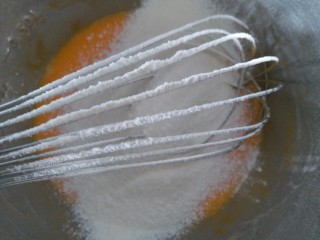 咸蛋黄肉松盒子蛋糕,把低筋面粉过筛后加入到蛋黄糊里，儿手动打蛋器以写Z字的手法拌均匀。蛋黄糊就做好啦。

