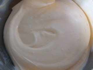 咸蛋黄肉松盒子蛋糕,拌均匀后的蛋糕糊，倒进蛋白霜里，再次翻拌均匀。