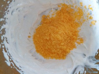 咸蛋黄肉松盒子蛋糕,咸蛋黄沫加入到已经打发的淡奶油内，拌均匀。