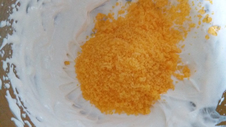 咸蛋黄肉松盒子蛋糕,咸蛋黄沫加入到已经打发的淡奶油内，拌均匀。