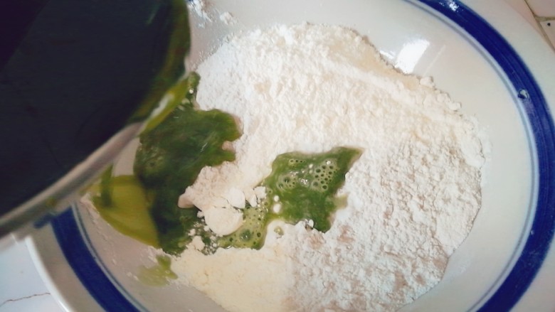 翡翠凉皮（不用洗面的凉皮）,过滤好的青菜汁倒入面粉中