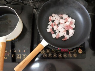 干锅花菜,肥猪肉切成薄片，放入锅里。