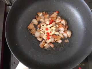 干锅花菜,小火煎至出油，有点焦黄。然后放入辣椒和蒜头，煸出香味。