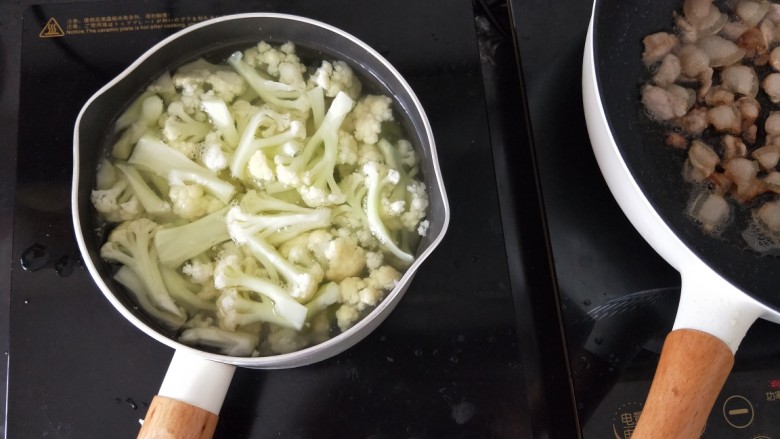 干锅花菜,水里放一点点油和适量盐烧开，然后放入花菜焯一分钟左右，捞出过一下凉水。