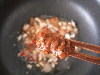 干锅花菜,然后放入一勺豆瓣酱。