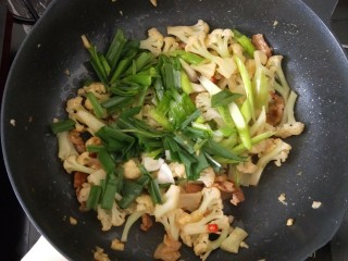 干锅花菜,最后倒入蒜苗和鸡汁，还有适量盐调味。