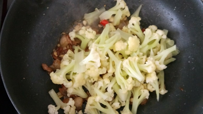 干锅花菜,然后放入刚才炒好的五花肉里。