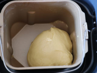 布里欧修面包,揉面程序结束后面团非常光滑，选择发酵程序开始发酵；