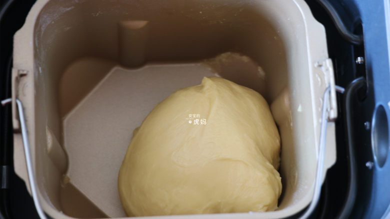 布里欧修面包,揉面程序结束后面团非常光滑，选择发酵程序开始发酵；