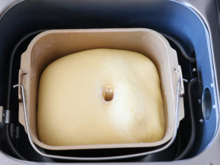 布里欧修面包,面团发酵到2-2.5倍大，中间戳一个洞不回缩即可；