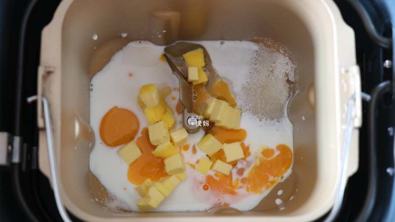 布里欧修面包,将全蛋液、牛奶倒入面包机的面包桶中，盐、糖对角放，放一半的黄油（30g）；