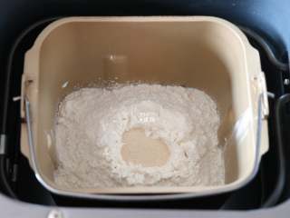 布里欧修面包,在面包粉中间挖个洞，加入干酵母粉；
