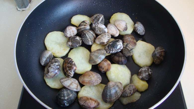 西班牙小吃：土豆蛤蜊,倒入蛤蜊