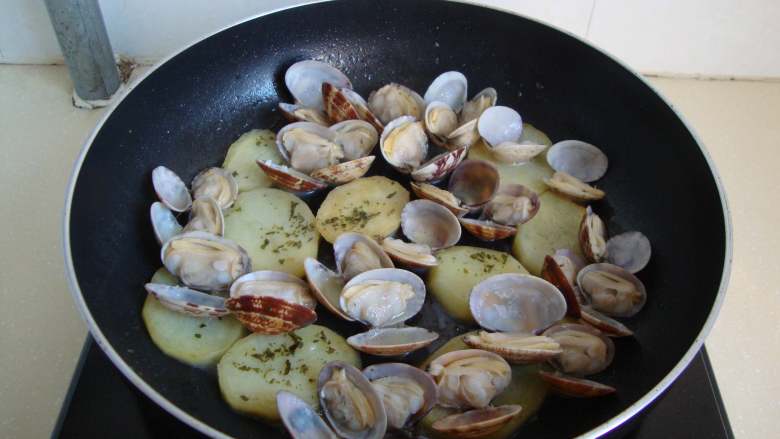 西班牙小吃：土豆蛤蜊,焖至蛤蜊全部开口就可以了，不要过火