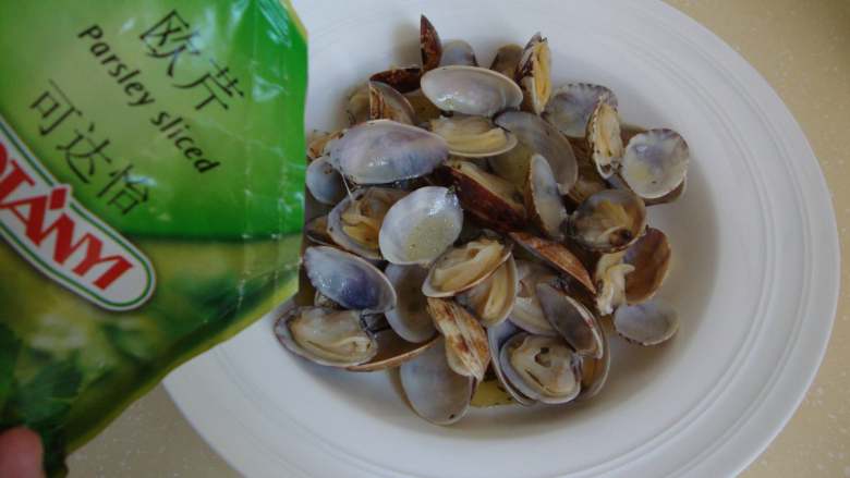 西班牙小吃：土豆蛤蜊,盛入蛤蜊，倒入原汤再撒点欧芹点缀即可