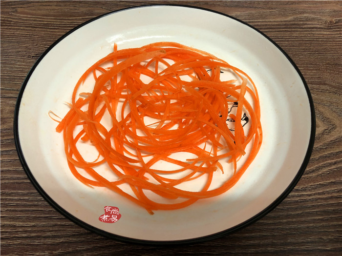 蒜蓉虾仁蒸粉丝,取一个碟子，将胡萝卜丝摆在最底部，垫上胡萝卜丝可以防止粉丝粘碗底，整道菜也更好看，营养也全面。