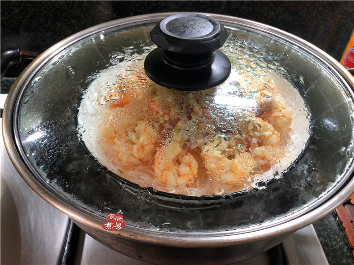蒜蓉虾仁蒸粉丝,将虾仁粉丝放入蒸锅中，遮上锅盖，隔水大火蒸10分钟。