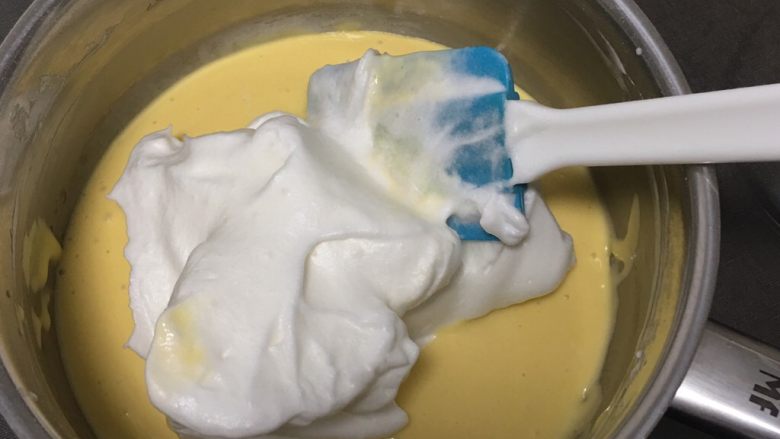 椰蓉豆沙蛋糕卷,取三分之一的蛋白进蛋黄糊中。