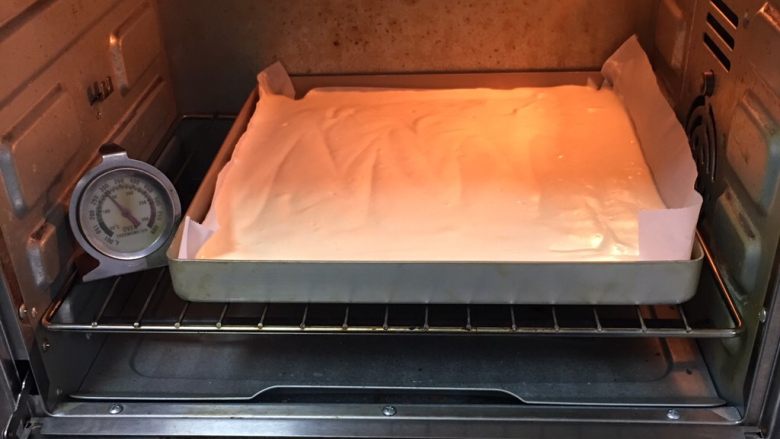 椰蓉豆沙蛋糕卷,烤箱预热至150度，金盘送入烤箱烤制20分钟。