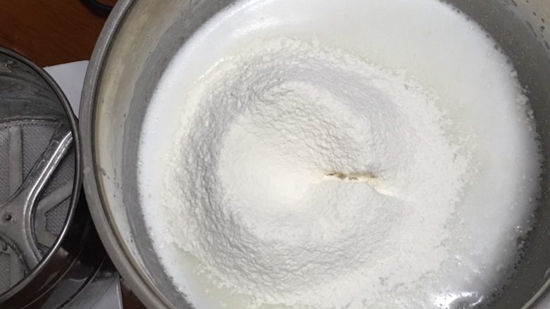 椰蓉豆沙蛋糕卷,过筛低筋粉，也用打蛋器低速搅拌至糊状。
