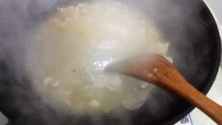 炒扒菇,搅拌均匀之后盖上锅盖，转中小火，焖煮至红薯粉丝熟（约摸4.5分钟）