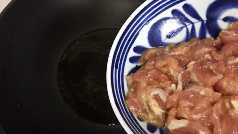 炒扒菇,待锅内油七分热时，下猪肉