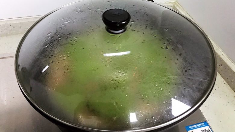 炒扒菇,盖上锅盖，继续中小火焖煮至汤汁差不多收紧