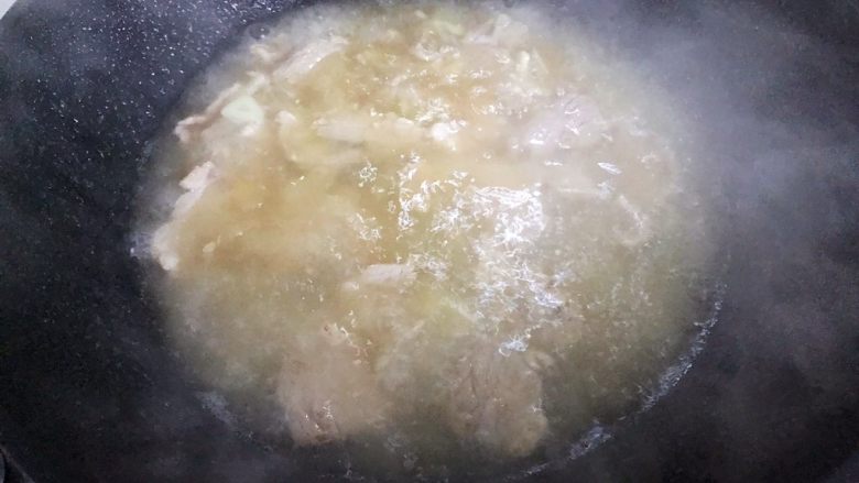 炒扒菇,加入适量热开水，稍稍没过肉片